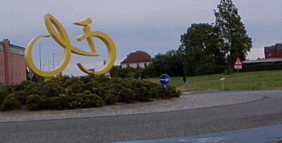 gele fiets op rotonde